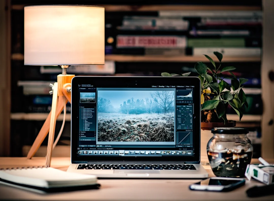 Elegantno uređeno kancelarijsko radno mjesto s Apple uređajima: iMac, MacBook i iPad.